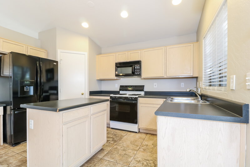 2,215/Mo, 20640 N 8th St Phoenix, AZ 85024 Kitchen View