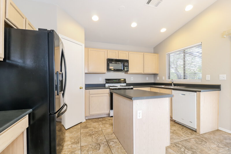 2,215/Mo, 20640 N 8th St Phoenix, AZ 85024 Kitchen View 2