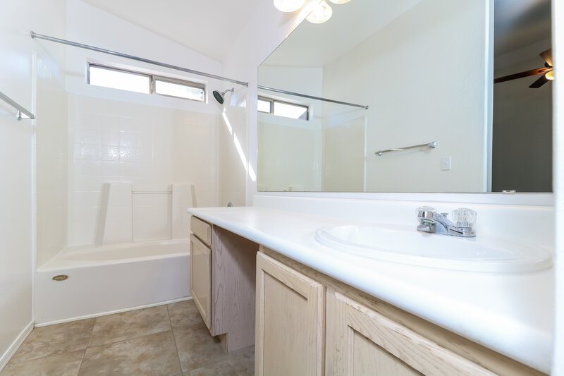 2,215/Mo, 20640 N 8th St Phoenix, AZ 85024 Main Bathroom View