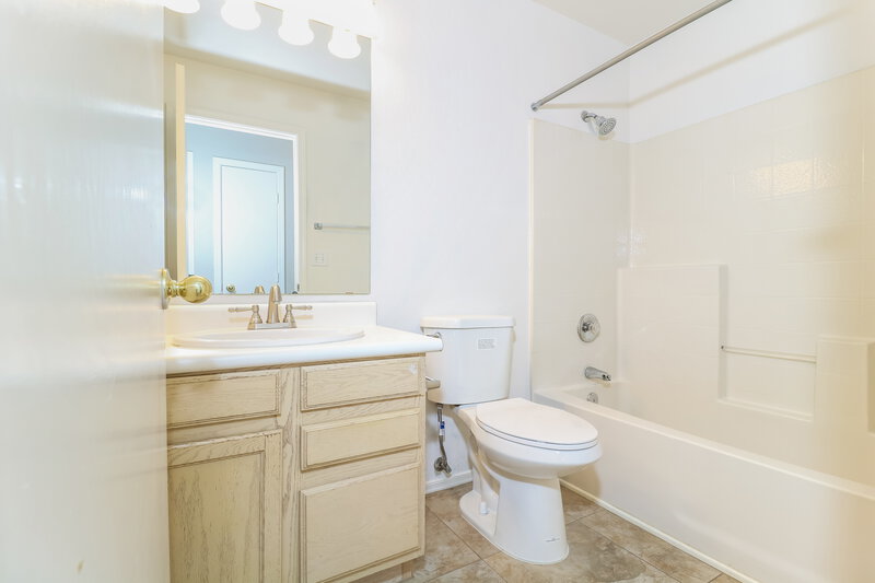 2,215/Mo, 20640 N 8th St Phoenix, AZ 85024 Bathroom View