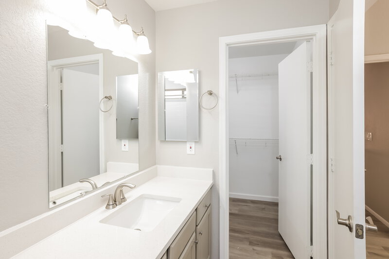 2,065/Mo, 8751 W Loma Ln Peoria, AZ 85345 Main Bathroom View