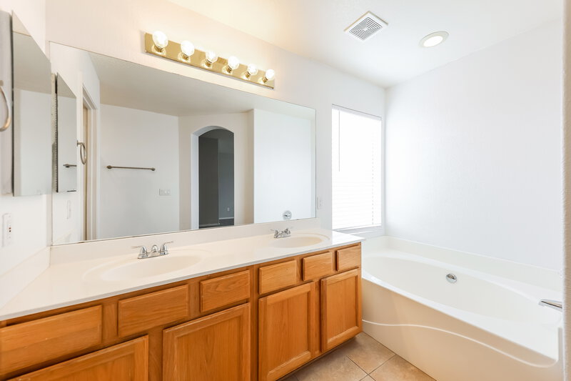 2,200/Mo, 14711 W Ely Dr Surprise, AZ 85374 Main Bathroom View