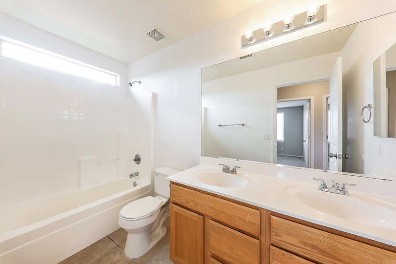 2,200/Mo, 14711 W Ely Dr Surprise, AZ 85374 Bathroom View