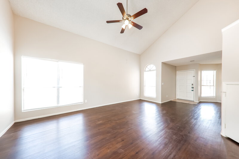 3,100/Mo, 19238 N 5th St Phoenix, AZ 85024 Living Room View 3