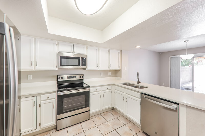 3,100/Mo, 19238 N 5th St Phoenix, AZ 85024 Kitchen View 2