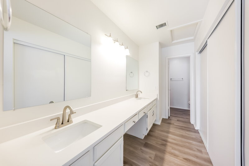 3,100/Mo, 19238 N 5th St Phoenix, AZ 85024 Main Bathroom View
