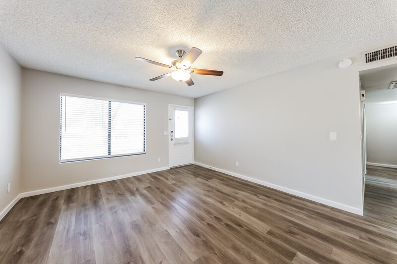 2,305/Mo, 18417 N 55th Dr Glendale, AZ 85308 Living Room View 2