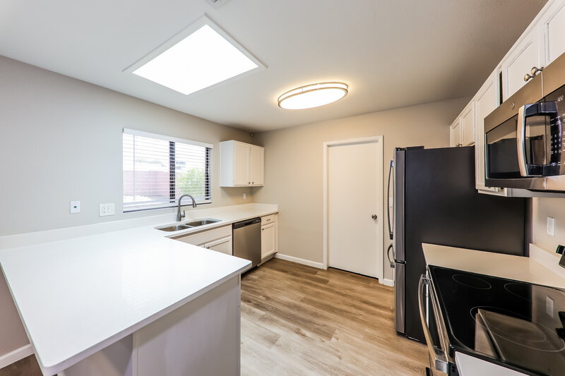 2,305/Mo, 18417 N 55th Dr Glendale, AZ 85308 Kitchen View