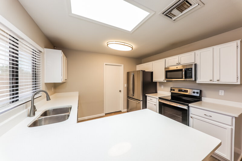 2,305/Mo, 18417 N 55th Dr Glendale, AZ 85308 Kitchen View 2