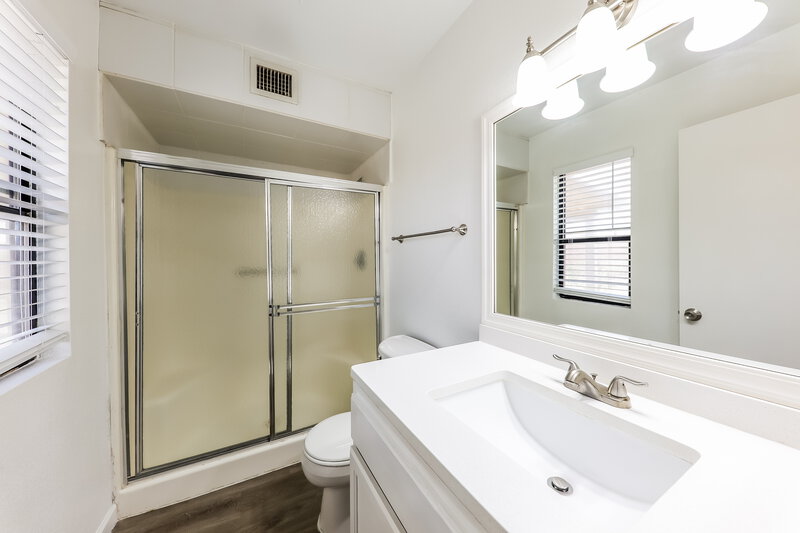 2,305/Mo, 18417 N 55th Dr Glendale, AZ 85308 Main Bathroom View