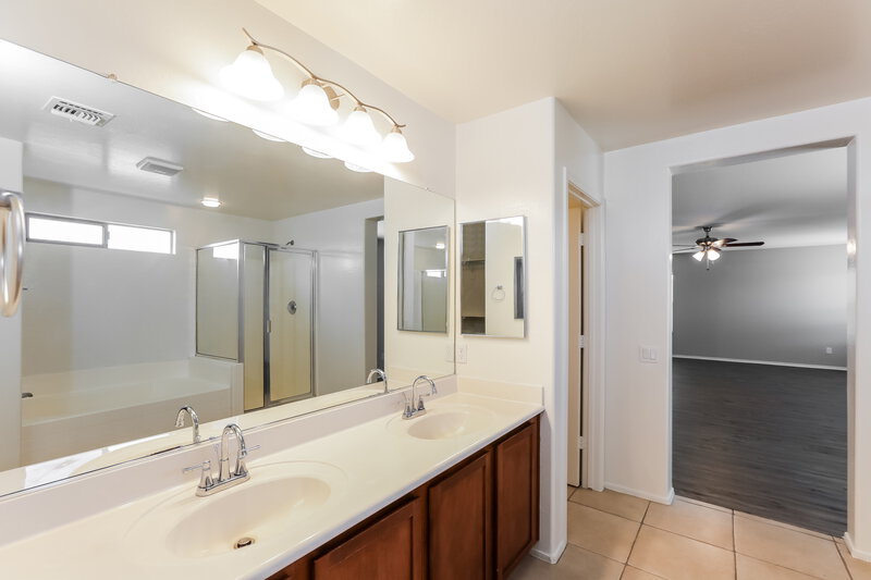 2,235/Mo, 5130 W Apollo Rd Laveen, AZ 85339 Main Bathroom View