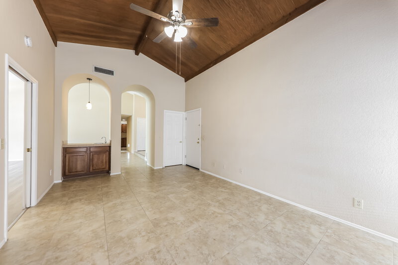 2,780/Mo, 6709 W Topeka Dr Glendale, AZ 85308 Living Room View 2