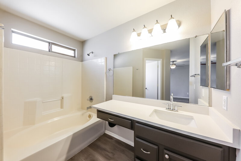 1,900/Mo, 11214 W Barbara Ave Peoria, AZ 85345 Main Bathroom View
