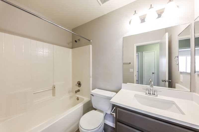 1,900/Mo, 11214 W Barbara Ave Peoria, AZ 85345 Bathroom View