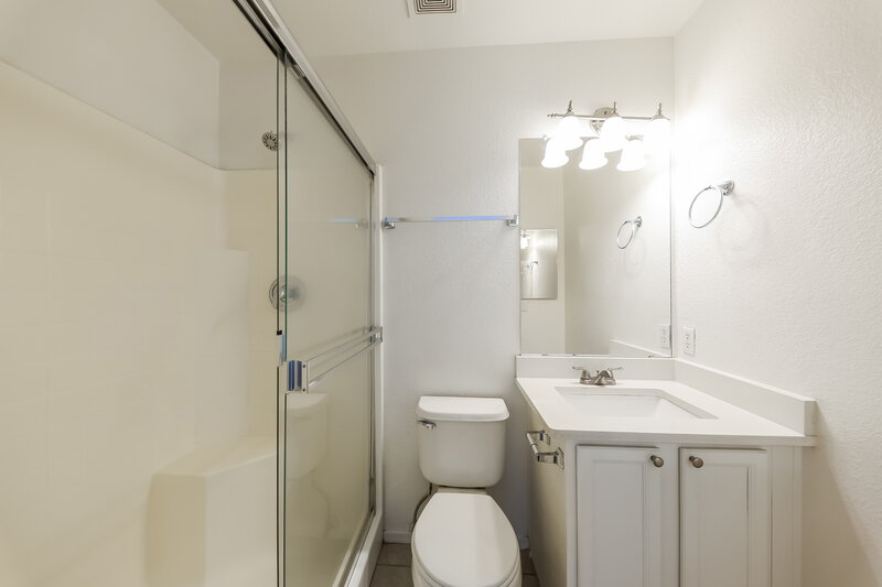 0/Mo, 11335 W Crestbrook Dr Surprise, AZ 85378 Main Bathroom View