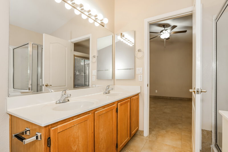 2,415/Mo, 1625 E Sheffield Ave Chandler, AZ 85225 Main Bathroom View