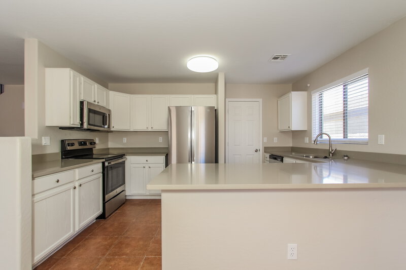 2,790/Mo, 5907 S 32nd Ln Phoenix, AZ 85041 Kitchen View