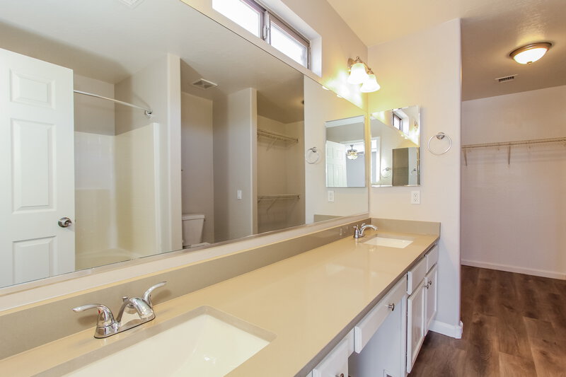 2,790/Mo, 5907 S 32nd Ln Phoenix, AZ 85041 Main Bathroom View