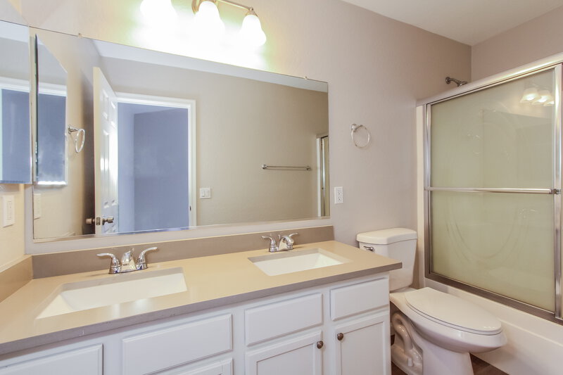 2,790/Mo, 5907 S 32nd Ln Phoenix, AZ 85041 Bathroom View