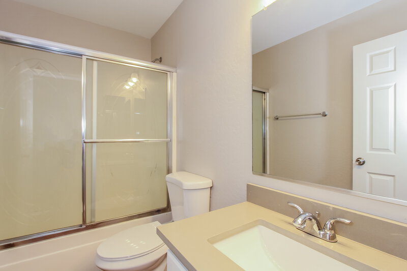 2,790/Mo, 5907 S 32nd Ln Phoenix, AZ 85041 Bathroom View 2