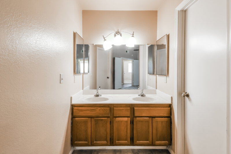 2,250/Mo, 3460 N Seneca Ct Chandler, AZ 85224 Main Bathroom View