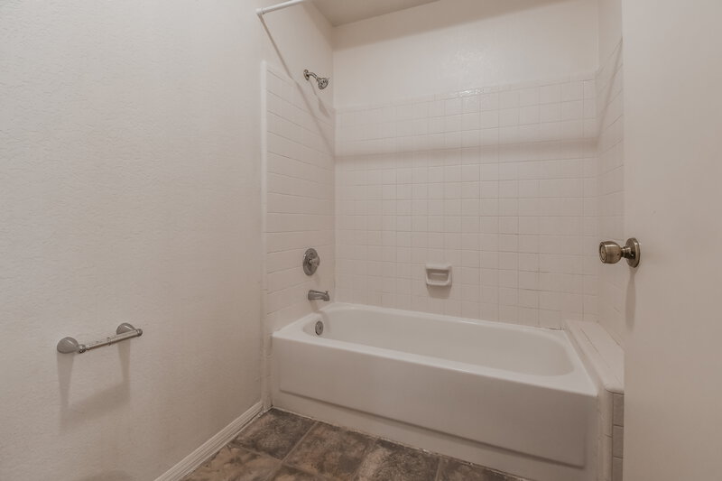 2,250/Mo, 3460 N Seneca Ct Chandler, AZ 85224 Main Bathroom View 2