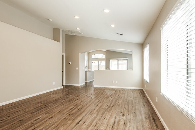 2,125/Mo, 6418 W Magnolia St Phoenix, AZ 85043 Living Room View