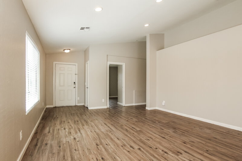2,125/Mo, 6418 W Magnolia St Phoenix, AZ 85043 Living Room View 2