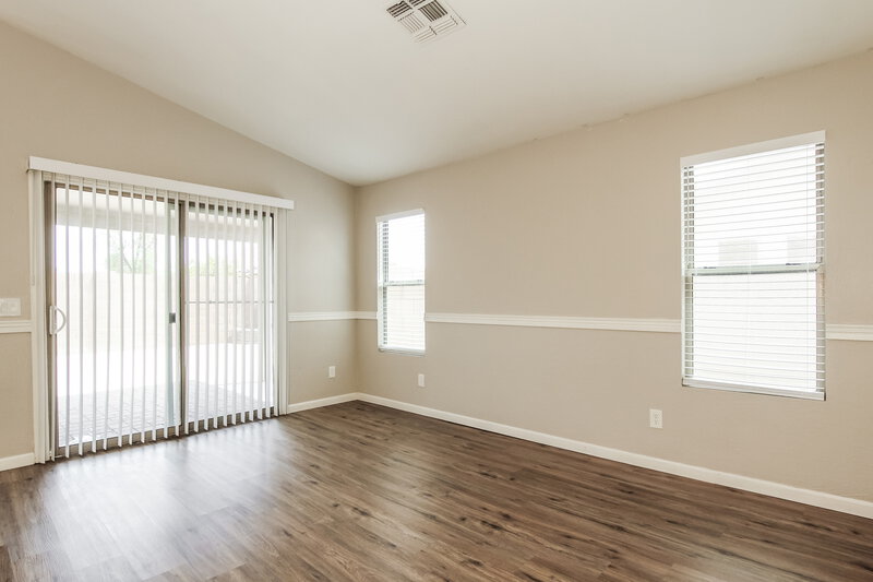2,125/Mo, 6418 W Magnolia St Phoenix, AZ 85043 Living Room View 3