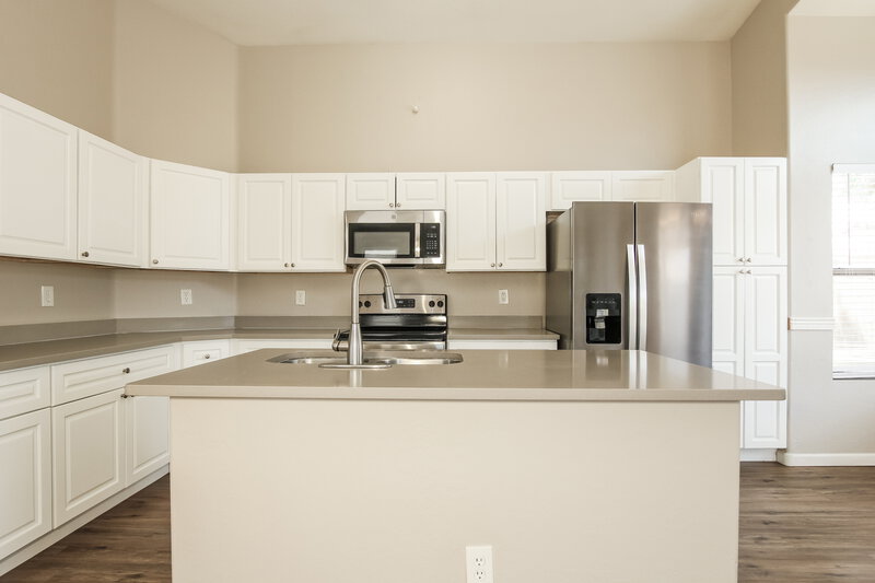 2,125/Mo, 6418 W Magnolia St Phoenix, AZ 85043 Kitchen View