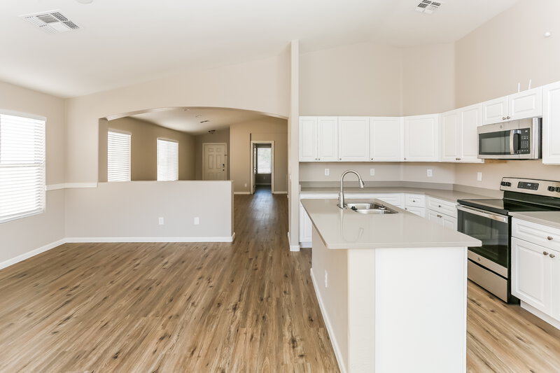 2,230/Mo, 6418 W Magnolia St Phoenix, AZ 85043 Kitchen View 2