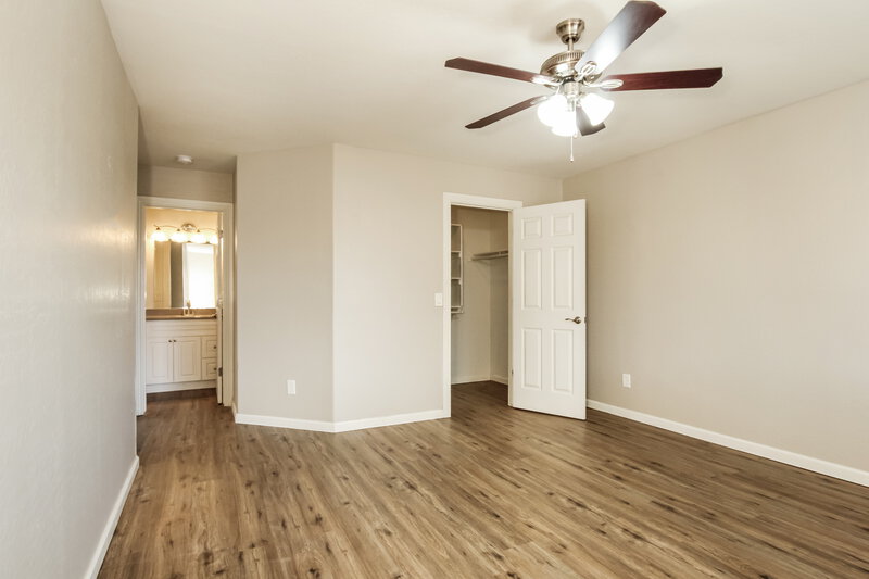2,125/Mo, 6418 W Magnolia St Phoenix, AZ 85043 Main Bedroom View 2