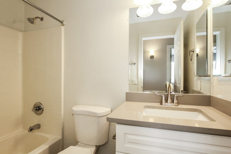 2,125/Mo, 6418 W Magnolia St Phoenix, AZ 85043 Main Bathroom View