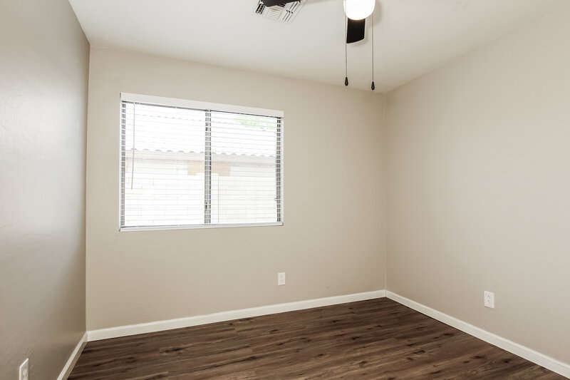 2,125/Mo, 6418 W Magnolia St Phoenix, AZ 85043 Bedroom View