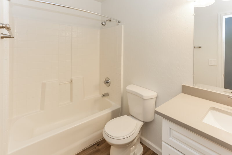 2,230/Mo, 6418 W Magnolia St Phoenix, AZ 85043 Main Bathroom View