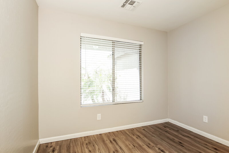 2,125/Mo, 6418 W Magnolia St Phoenix, AZ 85043 Bedroom View 3