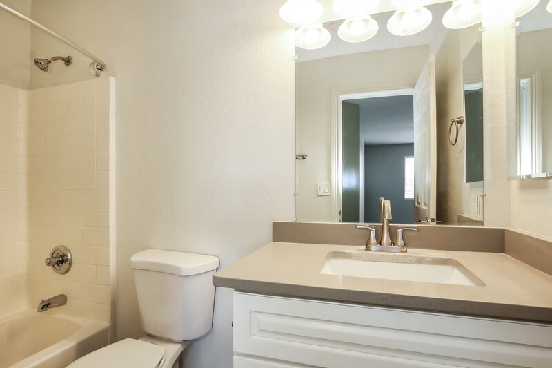 2,125/Mo, 6418 W Magnolia St Phoenix, AZ 85043 Bathroom View