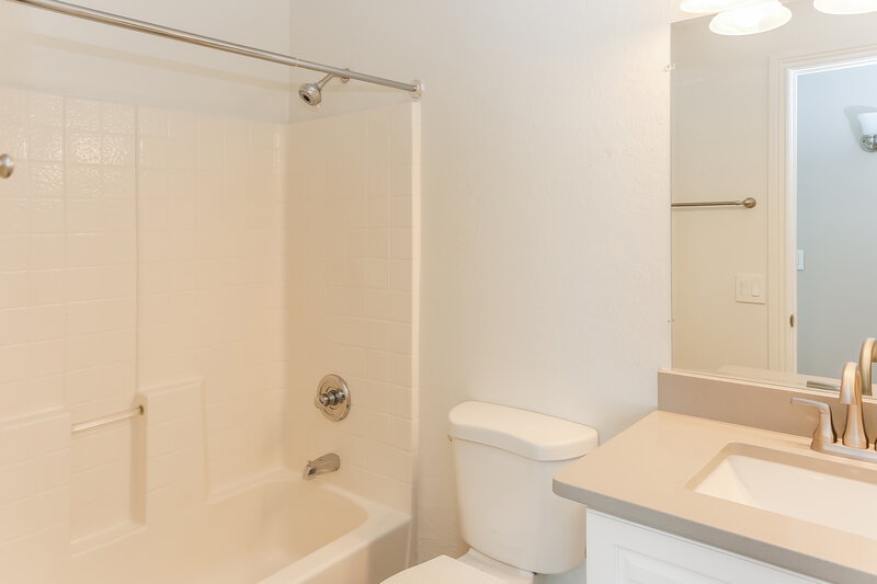2,230/Mo, 6418 W Magnolia St Phoenix, AZ 85043 Bathroom View