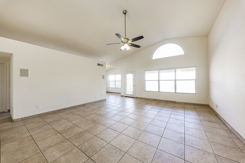 2,180/Mo, 9960 W Runion Dr Peoria, AZ 85382 Living Room View