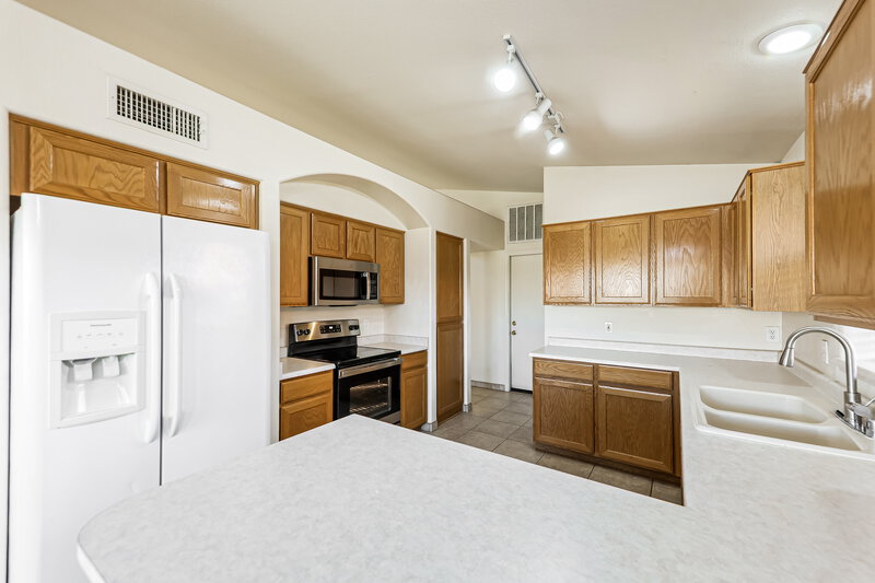 2,180/Mo, 9960 W Runion Dr Peoria, AZ 85382 Kitchen View 2