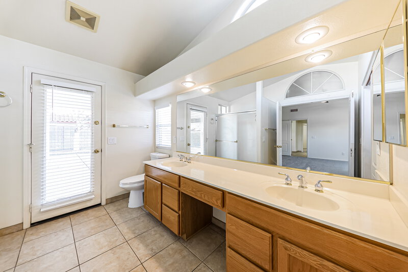 2,180/Mo, 9960 W Runion Dr Peoria, AZ 85382 Main Bathroom View