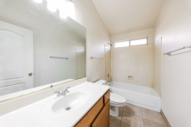 2,180/Mo, 9960 W Runion Dr Peoria, AZ 85382 Bathroom View