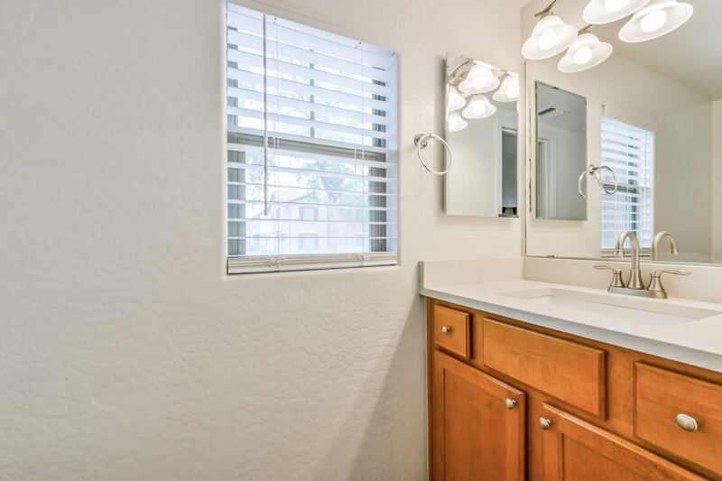 2,105/Mo, 3884 E Santa Fe Ln Gilbert, AZ 85297 Bathroom View 2