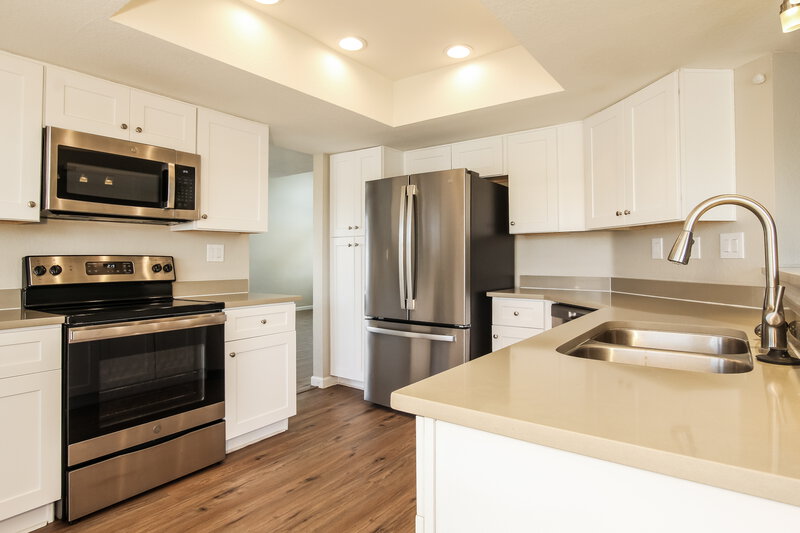 2,215/Mo, 8902 W Caribbean Ln Peoria, AZ 85381 Kitchen View 2