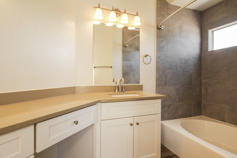 2,215/Mo, 8902 W Caribbean Ln Peoria, AZ 85381 Main Bathroom View