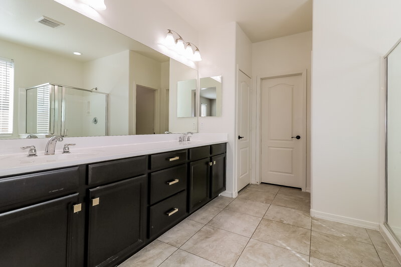 2,430/Mo, 16905 W Woodlands Ave Goodyear, AZ 85338 Main Bathroom View