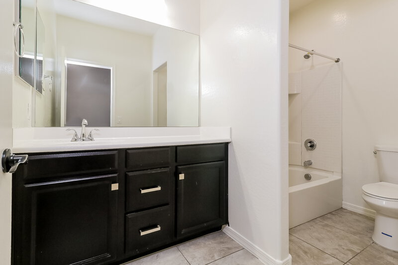 2,430/Mo, 16905 W Woodlands Ave Goodyear, AZ 85338 Main Bathroom View 2