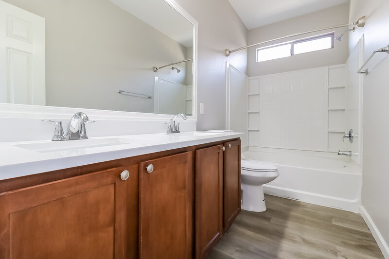 2,220/Mo, 5433 W Maldonado Rd Laveen, AZ 85339 Main Bathroom View
