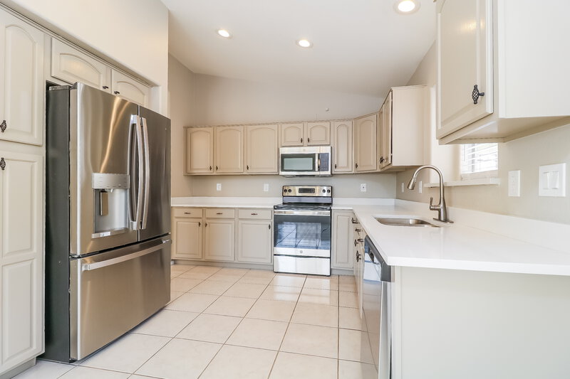 2,170/Mo, 12817 W Vernon Ave Avondale, AZ 85392 Kitchen View 2