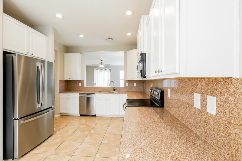 2,400/Mo, 6212 S 44th Ave Laveen, AZ 85339 Kitchen View 2